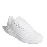 Championes urbanos Adidas modelo Hoops Classic, color blanco. Diseño de inspiración basquetbolística con las tres tiras laterales características, perforaciones en la puntera para mayor ventilación y suela de goma resistente.