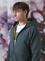 Campera verde oscuro con capucha, cierre frontal y bolsillos laterales.