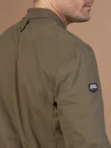 Campera bomber gris claro con cierre frontal y bolsillos laterales.