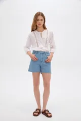 Short de jean de tiro alto y diseño ancho, con estampa de rayas sutiles.