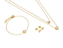 Set de joyería compuesto por collar doble, pulsera y aros tipo stud, todos confeccionados en acero con baño de oro y detalles de circonias engarzadas.
