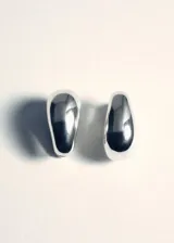 Aros de diseño minimalista con forma de gota o volumen redondeado, con cierre a presión.