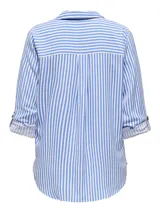 Camisa de corte suelto y textura fluida, con estampado de rayas verticales en azul y blanco. Presenta cuello camisero, cierre frontal de botones y mangas largas con opción de enrollado.