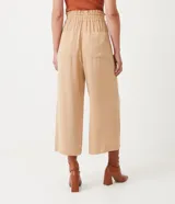 Pantalón pantacourt color beige, con cintura elástica y bolsillos cuadrados aplicados.