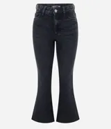 Pantalón flare cropped de jean negro desteñido, con cintura mediana, ajuste en caderas y muslos, y bota acampanada. Cuenta con bolsillos funcionales, trabillas para cinturón y cierre frontal con botón y cremallera.
