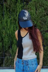 Musculosa con diseño color block, mitad negra y mitad gris claro, con cuello en V y logo bordado en el pecho.