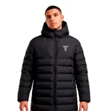 Camperón puffer de hombre Tiffosi, color negro, de diseño acolchado largo con capucha incorporada y cierre frontal completo. Presenta el logo de la marca bordado en el pecho.