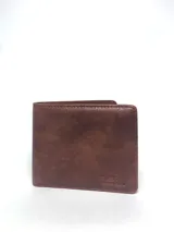 Billetera de hombre tamaño grande, confeccionada en poliuretano con acabado texturizado y logo de la marca grabado en la parte inferior.