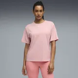 Remera deportiva Puma de corte relajado, color rosado, con cuello redondo y logo de la marca estampado en el centro del pecho.