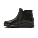 Bota corta de cuero color negro, con diseño de caña media, cierre lateral y suela de plataforma dentada. Cuenta con interior forrado para mayor calidez.