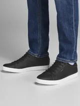 Championes negros de Jack & Jones, modelo Trent, con suela de goma blanca, puntera redonda y cordones.