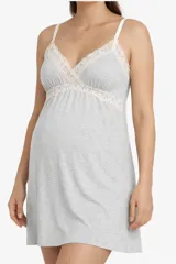 Camisón maternal de algodón gris melange, con breteles regulables y detalle de encaje en el escote.