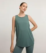 Musculosa deportiva de poliamida con escote redondo y sisas amplias. Presenta un diseño holgado con un recorte horizontal y pliegue en la espalda para mayor libertad de movimiento.