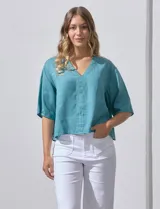 Blusa blanca de lyocell con escote en V y mangas cortas.