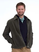 Campera de gamuza en color verde oliva, con cierre frontal completo, cuello camisero y diseño de corte recto.