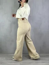 Pantalón de jean color beige, corte wide leg.