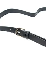 Cartera de gamuza y cuero sintético negro, con solapa frontal, tira ajustable para el hombro y detalle de hebilla metálica dorada en el cierre.