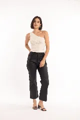 Pantalón cropped de corte recto, confeccionado en material engomado de color negro, con tiro medio-alto, bolsillos clásicos y cierre frontal con botón y cremallera.