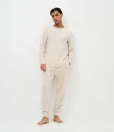 Pijama largo masculino de la marca Viko, confeccionado en fleece de color marrón, con textura suave. Compuesto por remera de manga larga con cuello redondo y puños ajustados, y pantalón tipo jogger con cintura elástica con cordón de ajuste y bolsillos.