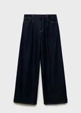 Pantalón de denim azul oscuro, de corte wide leg, tiro medio y diseño largo. Cuenta con cinco bolsillos, trabillas y cintura deshilachada.