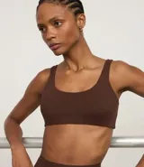 Top deportivo de microfibra color marrón oscuro, con escote cuadrado y tirantes anchos fijos.