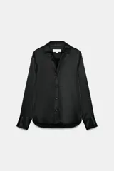 Camisa de manga larga confeccionada en tejido satinado, con cuello solapa, escote en pico y cierre frontal con botones.