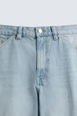 Bermuda de denim de algodón, color celeste lavado, de corte relajado (relaxed fit). Presenta cinco bolsillos, incluyendo bolsillos cargo plastrón con solapa en las perneras.