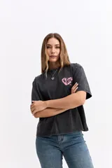 Remera de corte oversize color verde agua con efecto acid wash, cuello redondo y estampa pequeña en el pecho. Presenta una silueta relajada y mangas cortas.