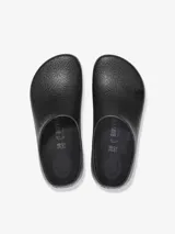 Zueco negro de poliuretano con plantilla anatómica extraíble.