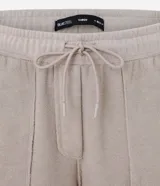 Bermuda estilo cargo color beige, confeccionada en tejido french terry, con cintura elástica, cordón de ajuste interior y bolsillos laterales tipo cargo.