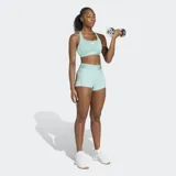 Top deportivo de soporte medio color verde menta, con escote cuadrado, espalda tipo racer-back y banda inferior elástica. Presenta las tres franjas características de Adidas en los laterales y tecnología de absorción de humedad AEROREADY.