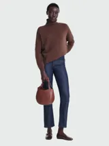 Cartera de mano pequeña Longchamp de la línea Le Foulonné, confeccionada en cuero marrón con diseño redondeado y asa corta.