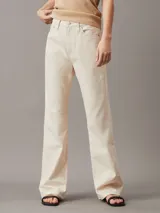 Jeans color crema de corte bootcut, con tiro medio-alto, confeccionados en denim rígido de algodón con un 20% de algodón reciclado.