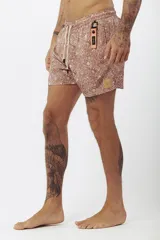 Short de baño salmón con estampado de tablas de surf, cordón ajustable en la cintura y etiqueta lateral de la marca.