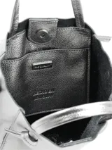Cartera tipo tote bag plateada, con doble asa corta y correa de cadena extraíble.