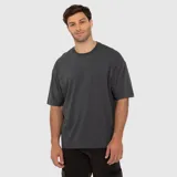Remera oversize gris oscuro con cuello redondo y mangas cortas de corte caído.