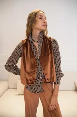 Pantalón tipo palazzo de terciopelo azul, con cintura elastizada y corte holgado.