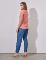 Remera color verde claro en tejido rib, con escote en V, manga corta y terminación anudada en el ruedo.