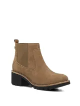 Botas tipo Chelsea de gamuza color marrón, con elásticos laterales al tono, suela track robusta y taco ancho de color negro.