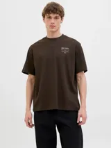 Remera marrón de manga corta con cuello redondo y diseño holgado, con un pequeño estampado tipográfico en el pecho.