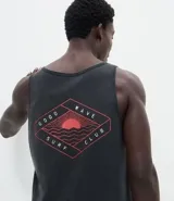 Musculosa de algodón con efecto marmorizado, cuello redondo y corte regular. Presenta una estampa pequeña en el pecho y una estampa grande en la espalda con diseño de sol y lettering.
