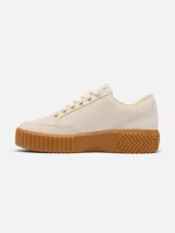 Championes Sorel modelo Ona Ave Low Sneaker, color blanco con suela alta de plataforma en tono caramelo y detalles dorados en los ojalillos y la marca en el lateral.
