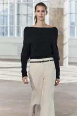 Pantalón culotte negro de tiro medio con trabillas y cinturón fino efecto piel con hebilla metálica. Presenta raya planchada y cierre de cremallera oculta en la costura.