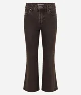 Pantalón de jean modelo cropped flare, de tiro medio, con cierre de botón y cremallera, bolsillos funcionales delanteros y traseros, y costuras reforzadas.
