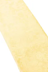 Corbata rosa con diseño floral y pañuelo de bolsillo a juego.