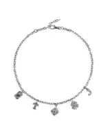 Collar plateado de eslabones con cierre de pinza de langosta y dijes colgantes con forma de trébol de cuatro hojas, dados, cartas, letra J y letra T.