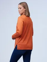 Buzo rojo tejido en hilado fino con escote en V y pespunte central.