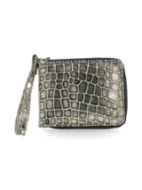 Billetera de cuero con estampado animal print símil cocodrilo en tonos gris y plateado, diseño con cierre perimetral y correa de muñeca a juego.