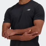 Remera deportiva de manga corta, color negro, con cuello redondo y el logo de New Balance impreso en blanco en el pecho.