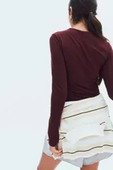 Top de manga larga color bordó, de corte ajustado y escote redondo.